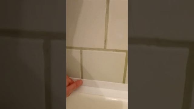 Покраска стен в ванной водостойкой краской.