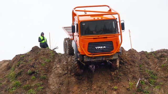 Слесарь на служебном УРАЛе не подумав бросился вниз с обрыва. Грузовик сошёл с гонки по бездорожью в