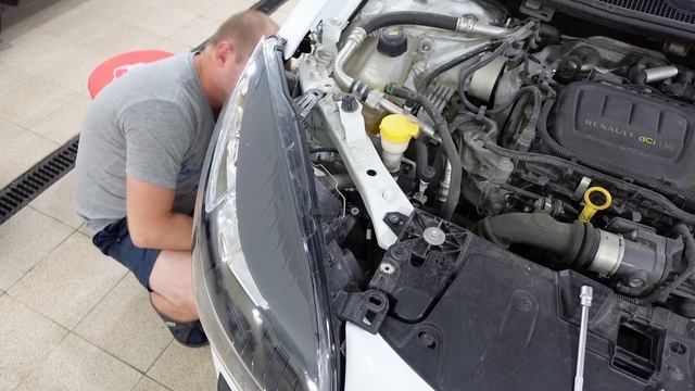 Замена лампочек противотуманных фар Renault Megane 3