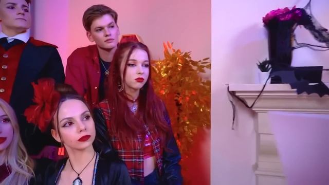 Меня Удочерили Вампиры || Обычные Родители VS Вампиры