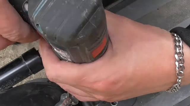 Как выкрутить болт с сорванной шляпкой