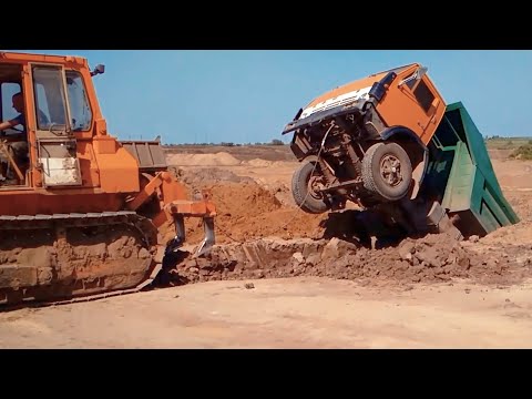 Спасение застрявших грузовиков и тракторов! Вот так вот эвакуируют тяжелую технику!!!