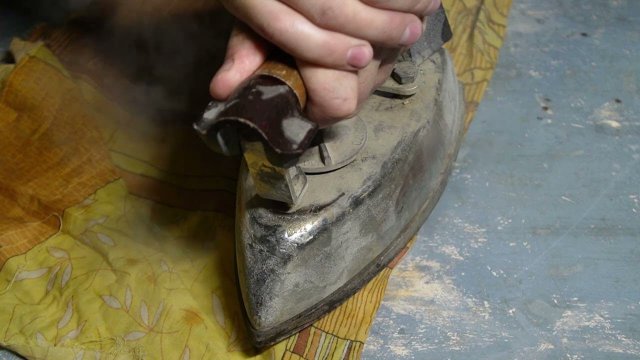 Утюг в помощь. Убираю вмятину на фанере