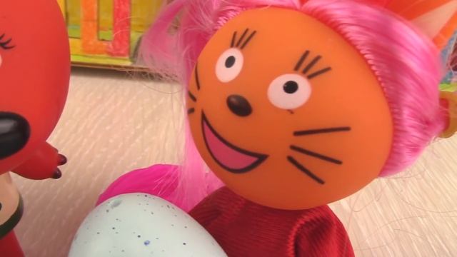 Карамелька и Лисичка как КУРОЧКИ ВОЛШЕБНОЕ ЯЙЦО С СЕРДЕЧКОМ! Мультики с игрушками Мимимишки Три Кот