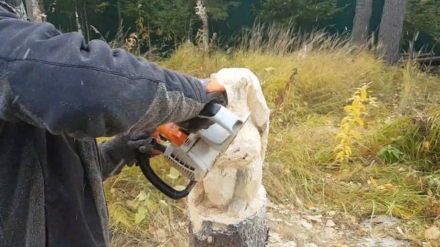 Резьба по дереву бензопилой/Карвинг бензопилой/Белка#chainsawcarving #diy