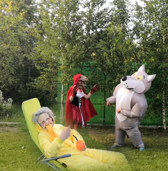 Марс и Мила Девочка в красной накидке.