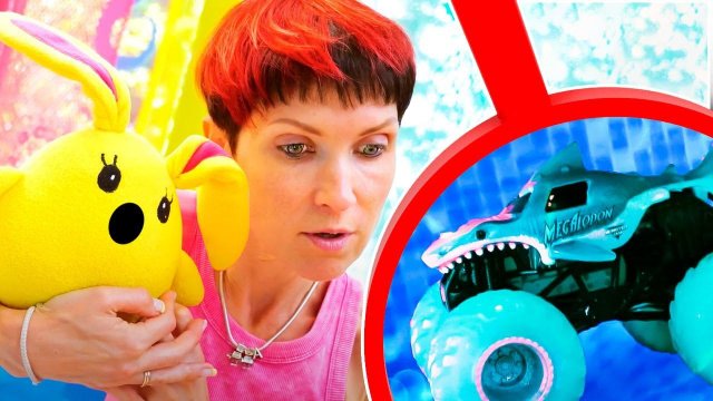 Мама для Лаки – Ныряем за машинкой! Игры для детей и родителей в бассейне