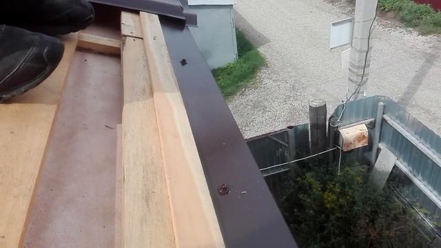 Монтаж капельника и металлочерепици