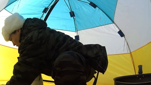 ЗИМНЯЯ РЫБАЛКА В ПАЛАТКЕ Ловля ЛЕЩА на ПОПЛАВОК Девушка на рыбалке Fishing