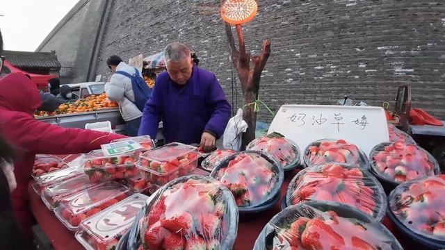 西安小南门早市 高耸的古老城墙下充满人间烟火气的热闹早市 这里既有西安特色美食 又有居民所需的日常食材 油茶麻花 肘子肉夹馍 笼笼肉夹馍 梆梆肉 葫芦头泡馍 油条灌鸡蛋 菜盒 甑糕 石子馍 蓼花糖