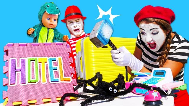 Кукла БЕБИ БОН в отеле с ПАУКАМИ! Играем в куклы Baby Born в видео для девочек