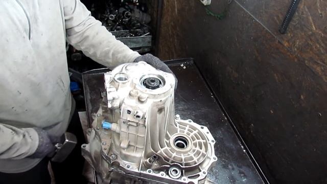 Ниссан Примера P 12 Стоит - шумит , сцепление нажал -шум пропал !!!!