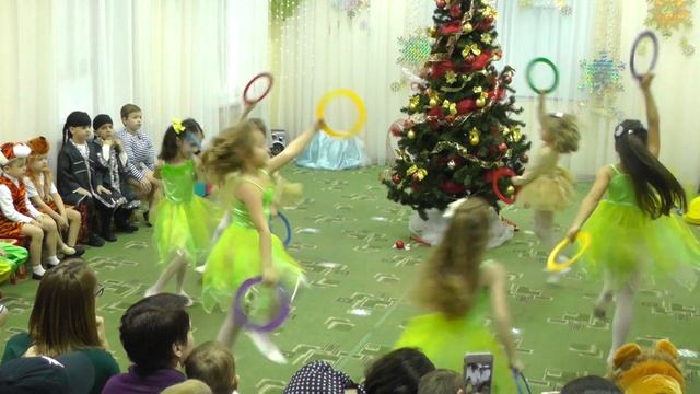 Утренник в детском саду. Новогодняя елка "Цирк". "Жонглеры" - красивый танец девочек.