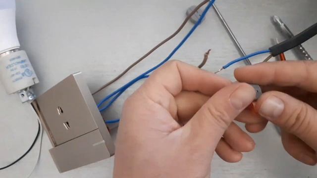 Как подключить лампочку от розетки через Выключатель....
