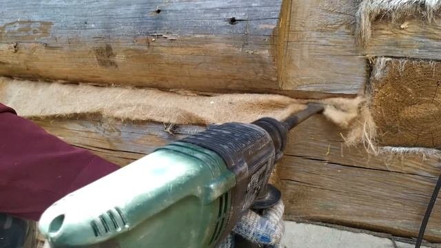 Конопатка сруба джутом с помощью перфоратора.