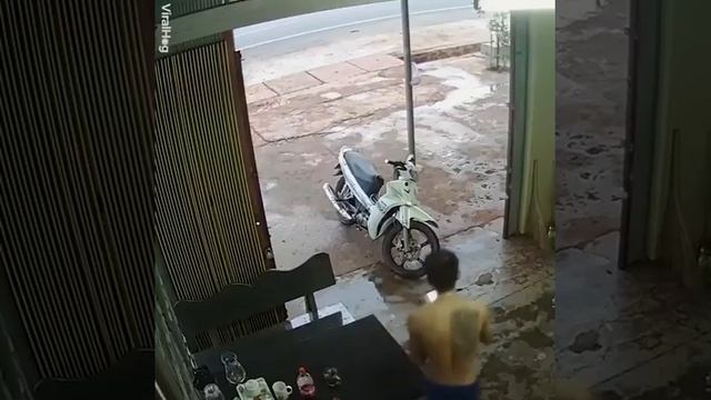 ЖЕСТЬ. Подборка Жести (Фейлы). Несчастные Случаи, Жесть Видео. Жесть с камер наблюдения.