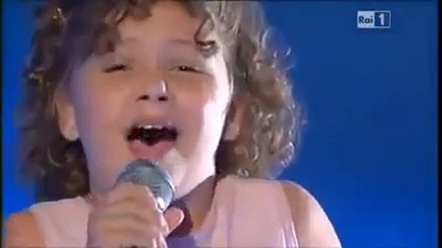Внучка Лучано Паваротти пел 'Карузо' (Granddaughter of Luciano Pavarotti singing.mp4