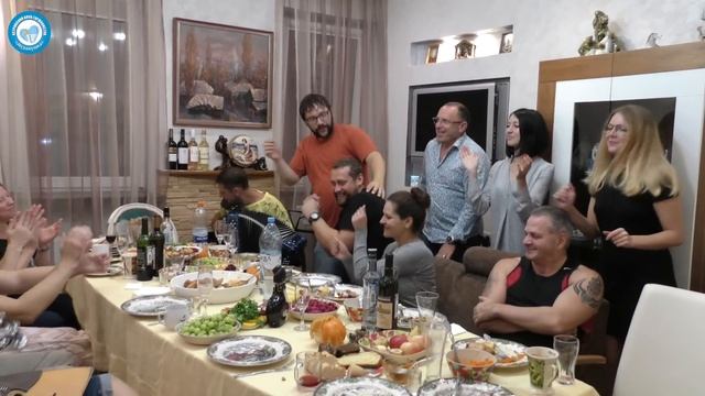 Алексей Симонов и мы на улице Болотова! Белые розы! Россия у нас одна, а душа её в гармони!