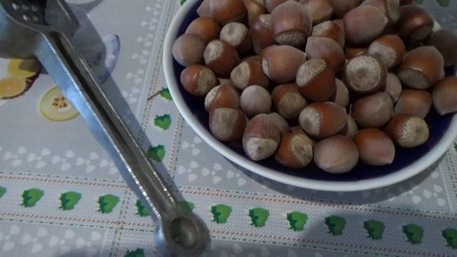 Так фундук вы ещё не очищали! Чем колоть фундук? Супер способ от МАМА и Я :)