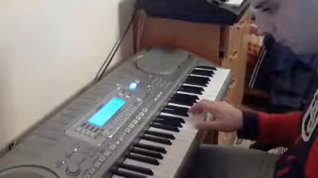 Классно играет на СИНТЕЗАТОРЕ!