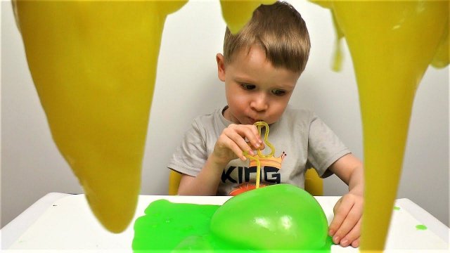 Макс делает гиганские пузыри из слизи