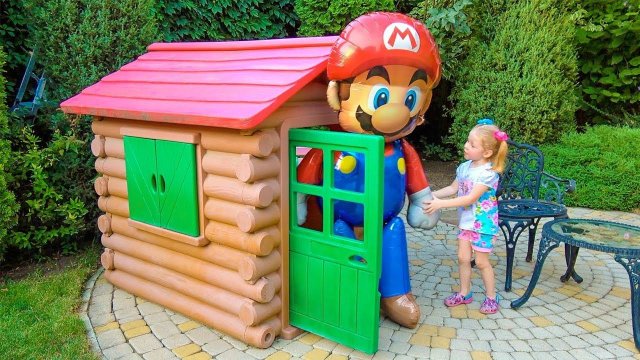Гигантские Игрушки в новом доме у Насти на детской площадке