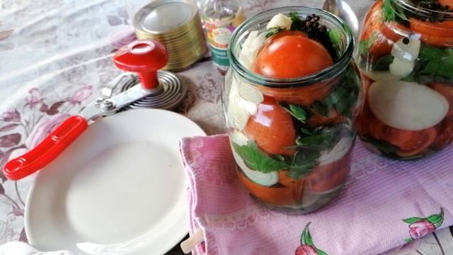 Резаные томаты с луком, без стерилизации. Старый надёжный рецепт.
