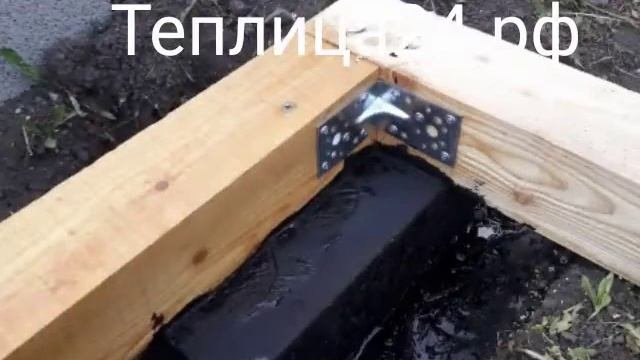 Установка теплицы на неровном участке.