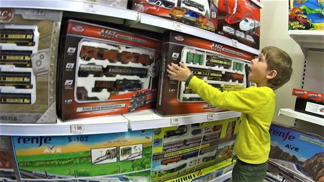 Магазин игрушек - смотрим игрушки и гуляем по детскому магазину с игрушками видео для детей