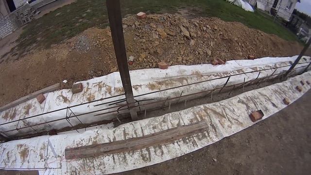 Армирование фундамента забора, установка опалубки