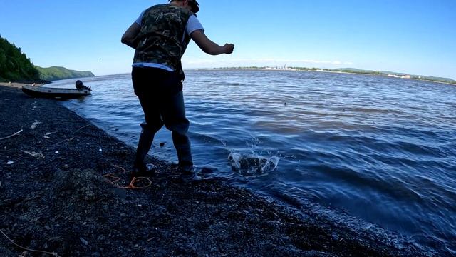 Рыбалка на резинку с берега. Ловля крупных монстров на Амуре. Рыбалка на Дальнем Востоке.