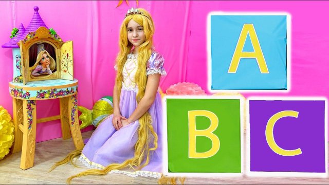 София изучает Английский алфавит с Принцессами