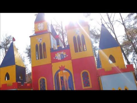 Маленький Макс играет в парке