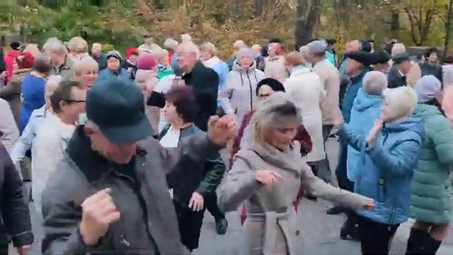 _ТЫ МОЯ КОРОЛЕВА_...на танцполе в Гомельском парке...16.10.2022года.mp4