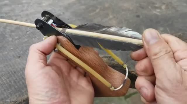 Изготовление потрясающей рогатки для охоты и самообороны (шаг за шагом)