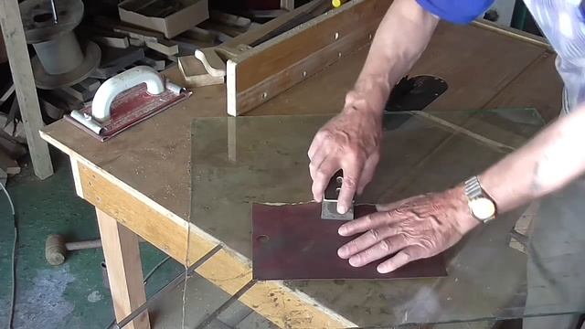 Простейшее приспособление для заточки ножей рубанка и стамесок.