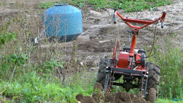 Мотоблок. Копалка. Участок. Картофель. Работаем.