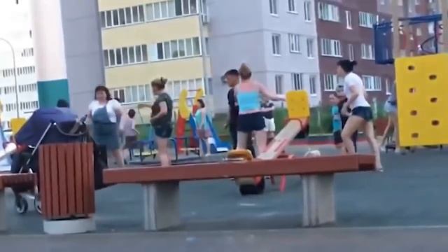 Женская драка на детской площадке в Уфе