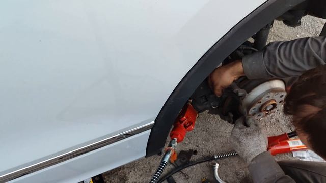 Замена задних тормозных колодок на Volkswagen Tiguan 2, без компьютера, гидравликой.