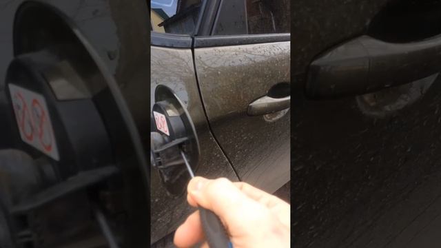 Как снять лючок бензобака на С4