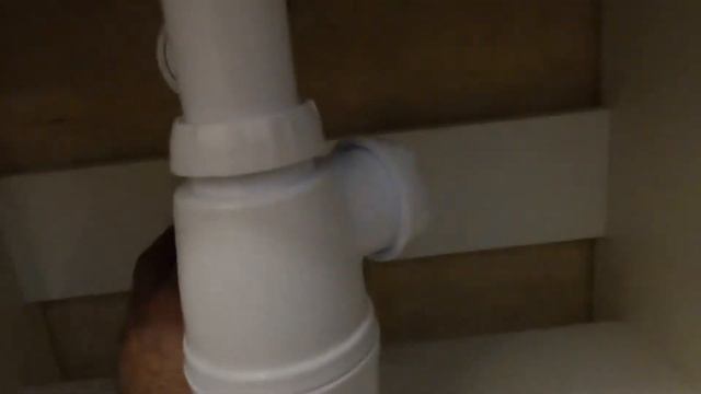Установка тумбочки с раковиной в ванной комнате.