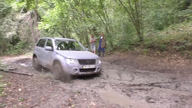 LIFTED SUZUKI Grand Vitara in MUD. Off-Road.