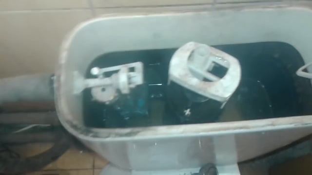 Сливной бачок не выключает воду - исправляем