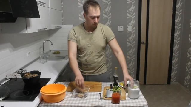 Свиные ножки в духовке под двумя соусами