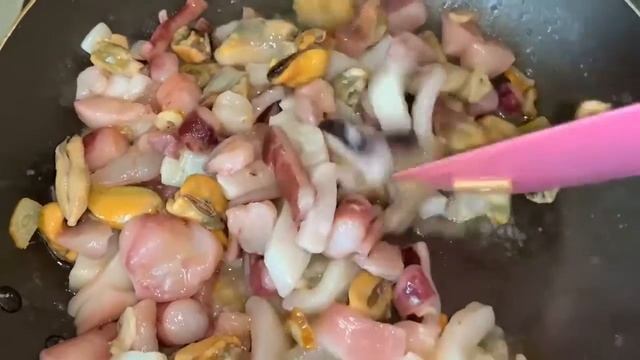 Легкий салат с айсбергом и морским коктейлем.