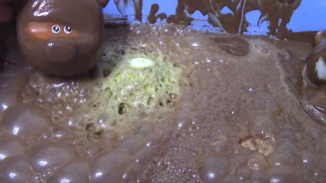 Ми-ми-мишки сделали ШОКОЛАДНУЮ пену с Бурлящего шара - Тучка и Кеша купаются