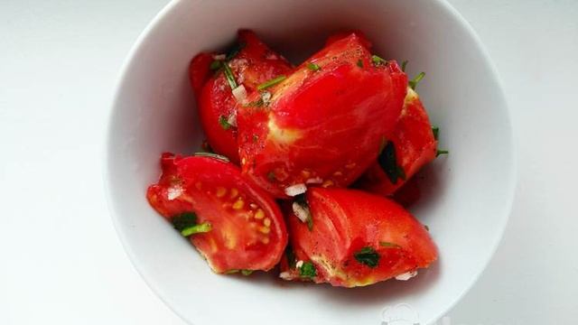 Салат из помидоров с уксусом, чесноком и зеленью