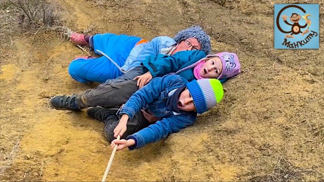 Pretend Play Диана и Даня играют, Сиреноголовый в реальной жизни, строим домик. Манкиту