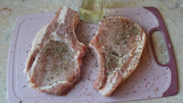 Стейк на кости из свинины