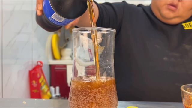 炸鸡配可乐，猴哥做挂酱鸡排，蘸上秘制料汁，一口下去满是肉感！【胖猴仔】
